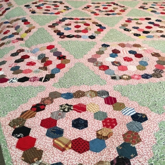 Antique Hand Quilted Flower Garden Quilt - Picture 2 of 8